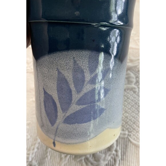 Pottery Vase Utensils Leaf Motif in Blues 6.5" Tall Clay Floral Signed TR? - Picture 11 of 12